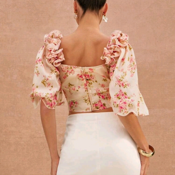 Elegant Floral Pastel Color Ruffle Detail Bell Sleeve Ruched Romantic Summer Top - Picture 2 of 4